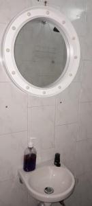 Un baño de apartamento 3 habitaciones totalmente equipado