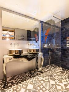 Un baño con dos lavabos y una ducha. en Black Diamond - Chalet Bansky, en Les Brévières