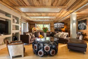 a living room with a couch and a table at Black Diamond - Chalet Tango in Les Brévières