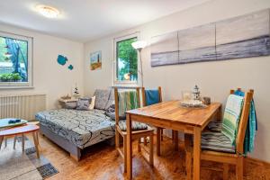 德兰斯克Bungalow 'zur Möwe' Bgl 21的客厅里有一张桌子和一张沙发
