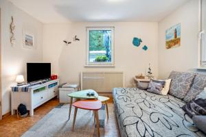 德兰斯克Bungalow 'zur Möwe' Bgl 21的客厅里有一张沙发和一张桌子。