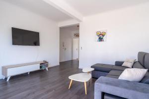 Телевизор и/или развлекательный центр в LE MADRID avec balcon proche Croisette plages et Palais des Festivals