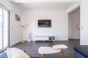 Телевизор и/или развлекательный центр в LE MADRID avec balcon proche Croisette plages et Palais des Festivals