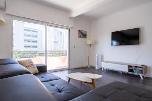 Телевизор и/или развлекательный центр в LE MADRID avec balcon proche Croisette plages et Palais des Festivals