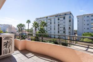 Балкон или терраса в LE MADRID avec balcon proche Croisette plages et Palais des Festivals +31 фотография