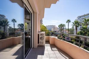 Балкон или терраса в LE MADRID avec balcon proche Croisette plages et Palais des Festivals