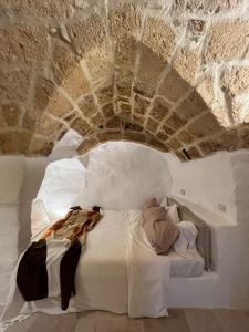un lit dans une chambre avec un plafond en pierre dans l'établissement LA SEGRETA DEL CASTELLO, Private Access, à Gioia del Colle