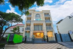 大诺伊达The Riverstone Inn的前面有围栏的建筑物