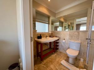une salle de bain avec toilettes et lavabo dans l'établissement Spinnaker Quays Waterfront Villa, à Knysna 29 autres photos