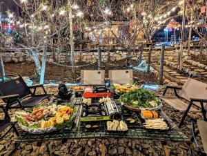 Mèo VạcにあるHà Giang Campingのテーブル