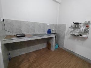 eine Küche mit einer Arbeitsplatte in einem Raum in der Unterkunft Heritage Kashi in Varanasi + 14 Fotos