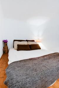 ブダペストにあるRustic Eleganceの白いベッド(上に茶色の枕付)