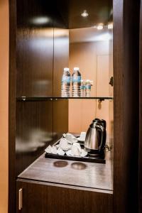 y cocina con fogones y hervidor de agua. en Green Sun Hotel, en Manila