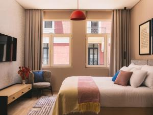 Giường trong phòng chung tại Saint J Hotel by Brassbell