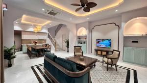 โทรทัศน์และ/หรือระบบความบันเทิงของ Hayha Villa - Tropical Garden Khem Beach