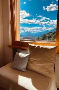 Una ventana con vista a la montaña. en Casa DaRin, en Vigo di Cadore