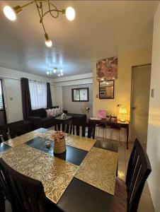 Un comedor y una sala de estar con mesa y sillas. en East Service Road Condotels, en Manila