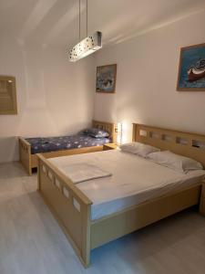 En eller flere senge i et værelse på Gregor Apartments