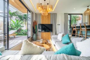 PererenanにあるTropical Bliss Villa - Near by The Beachのソファとテーブルのあるリビングルーム