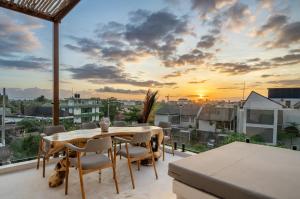 PererenanにあるTropical Bliss Villa - Near by The Beachのバルコニー(テーブル、椅子付)が備わります。