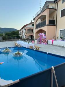 a view of a swimming pool in front of a building at SIRIS b&b - affittacamere in Chiaromonte