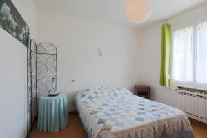 une chambre avec un lit et une table dedans dans l'établissement Maison Plouha proche plage, à Plouha