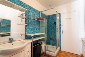 une salle de bain avec lavabo et douche dans l'établissement Maison Plouha proche plage, à Plouha