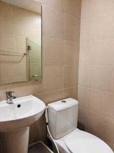 Bilik mandi di Peaceful Escape with City Convenience +4 gambar