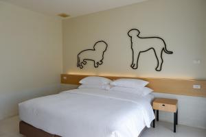 Giường trong phòng chung tại The Kaset, Hua Hin