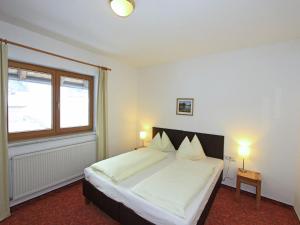 Postel nebo postele na pokoji v ubytování Pleasing Apartment in Kaltenbach near Ski Area
