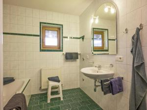 Koupelna v ubytování Pleasing Apartment in Kaltenbach near Ski Area + 82 fotografií