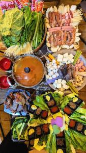 Mèo VạcにあるHà Giang Campingのさまざまな種類の食べ物が並んだテーブル +17枚の写真