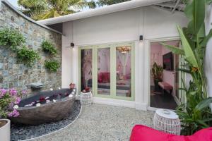 Una bañera situada fuera de una casa. en PinkCoco Uluwatu - Constant Surprises & for Cool Adults Only, en Uluwatu