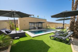 Bazén v ubytování Villa Marrakech DAR JAHYR nebo v jeho okolí