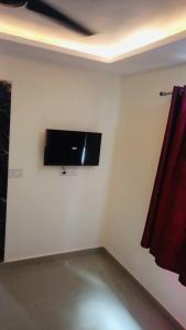 a room with a flat screen tv on a wall at Hotel Tara ji Bliss in Haridwār