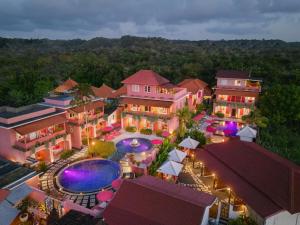 een luchtfoto van een resort met zwembad bij PinkCoco Uluwatu - Constant Surprises & for Cool Adults Only in Uluwatu