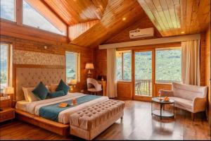 HaripūrAlexandra Cottage的一间带大床的卧室，房间有木质天花板