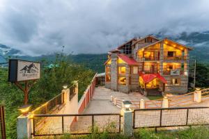 O vedere generală la munți sau o vedere la munte luată de la acest hotel +15 fotografii