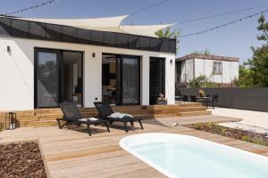 Un patio trasero con piscina y una casa. en Danube Cottage, en Komárno