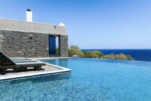 Bazén v ubytování Villa Scorpio - Infinity Pool Endless Blue Escape nebo v jeho okolí