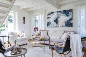 un salon avec un canapé et des chaises dans l'établissement Vacation Dream with Sea View, Sauna, Patio & BBQ, à Glommen 40 autres photos