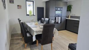 mesa de comedor con sillas negras y cocina en Hill Head - Large cottage with sea views - 5 bed, slp 10, en Hill Head 36 fotos más