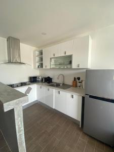 Kuchyň nebo kuchyňský kout v ubytování Villa Emerald Sea View 1BR C1-2