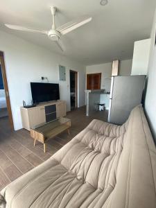 TV a/nebo společenská místnost v ubytování Villa Emerald Sea View 1BR C1-2