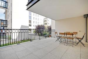 eine Terrasse mit Tisch und Stühlen auf einem Balkon in der Unterkunft Elegant apartment - 2BDR-6P - near Paris & La Defense in Puteaux + 7 Fotos