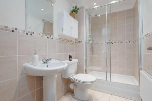 ein Badezimmer mit Toilette, Waschbecken und Dusche in der Unterkunft Sea Breeze in Ulwell