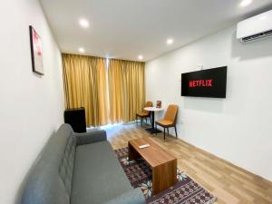 TV a/nebo společenská místnost v ubytování Eco Cozy Hotel Nam Ngu Street + 3 fotografie