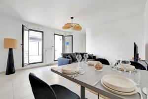 Ruang duduk di Elegant Appt - 1BDR-2P - Near Paris & La Defense