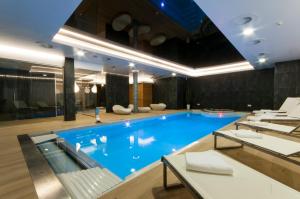 梅彻林基Przystań Mechelinki- Marina Del Mar的酒店房间里有一个大型游泳池