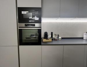 a kitchen with a stove and a microwave at Charming Center Living Verona in Verona